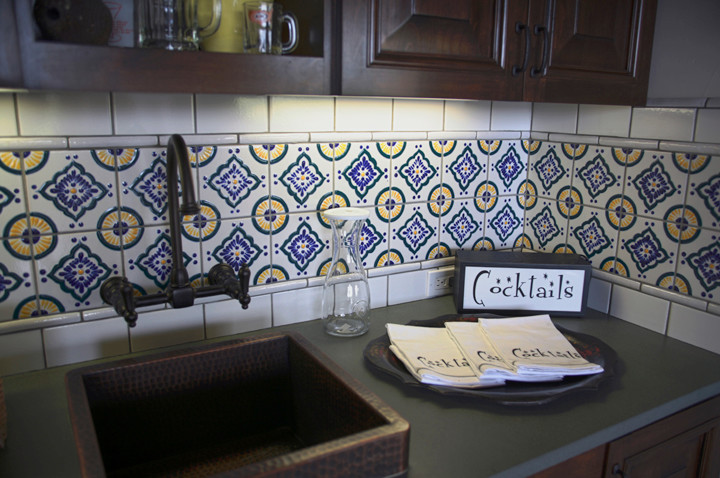 ロサンゼルスにある地中海スタイルのおしゃれなキッチンの写真