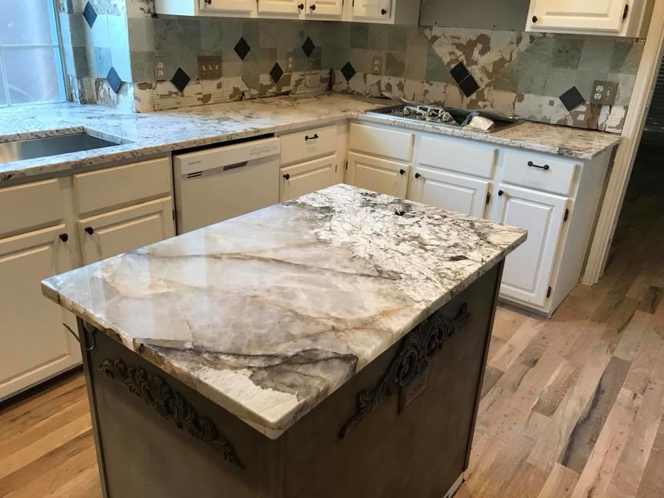 Klassische Küche mit Granit-Arbeitsplatte, hellem Holzboden und Kücheninsel in Dallas