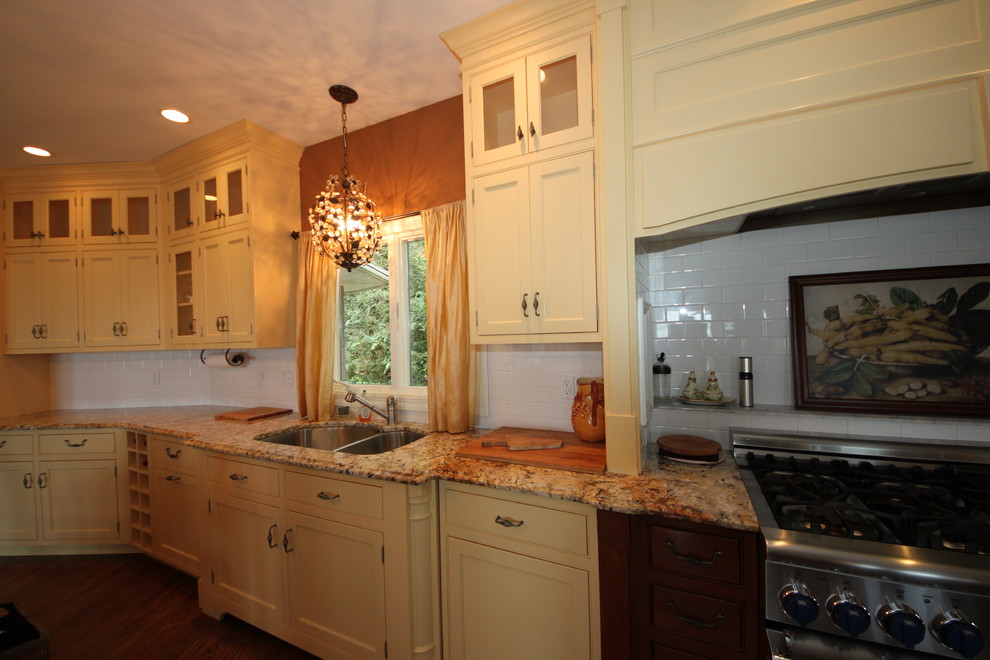 Foto di una grande cucina tradizionale con ante con riquadro incassato, ante bianche, top in granito, parquet scuro e pavimento marrone