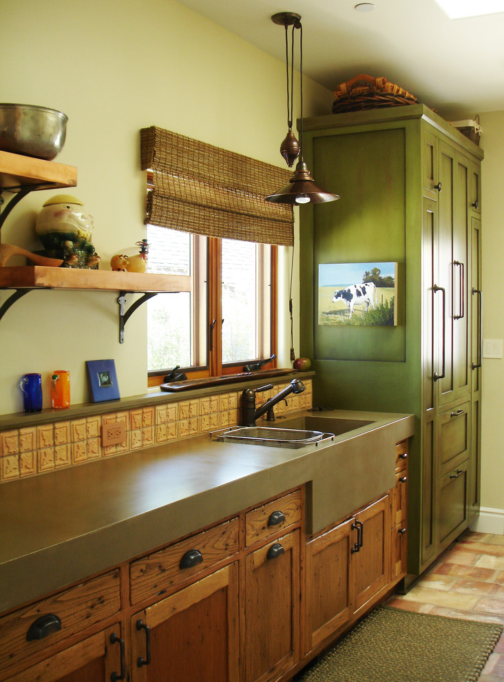 На фото: кухня в стиле фьюжн с монолитной мойкой, фасадами с утопленной филенкой, зелеными фасадами, столешницей из бетона, фартуком из терракотовой плитки и полом из терракотовой плитки с