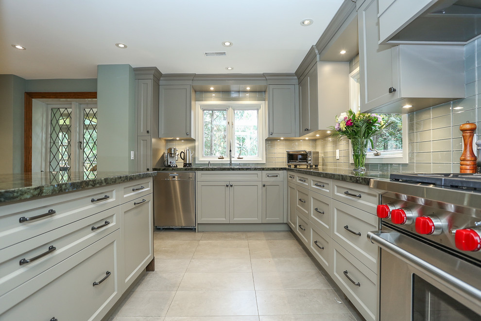 Idéer för mellanstora grönt kök och matrum, med en nedsänkt diskho, grå skåp, marmorbänkskiva, grått stänkskydd, stänkskydd i glaskakel, rostfria vitvaror, klinkergolv i keramik, en köksö och grått golv