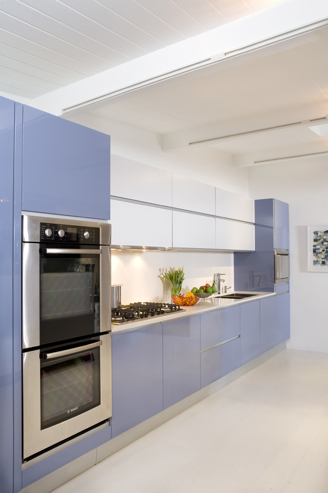 Esempio di una cucina design con lavello a doppia vasca, ante lisce, ante blu, top in quarzo composito, paraspruzzi bianco, paraspruzzi con piastrelle di vetro, elettrodomestici in acciaio inossidabile e pavimento in gres porcellanato