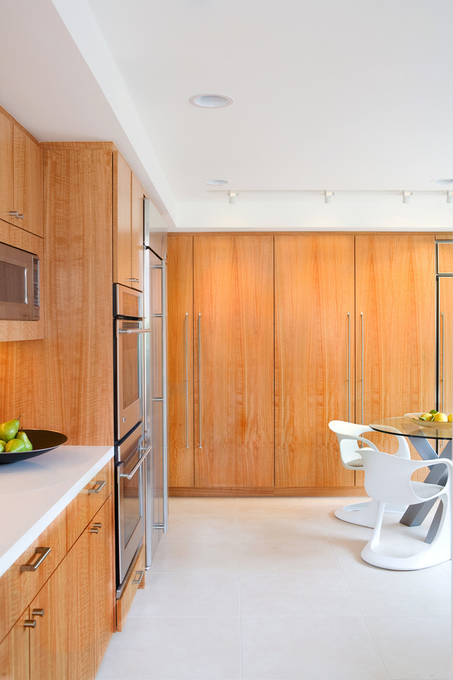 Diseño de cocina actual grande con armarios con paneles lisos, puertas de armario de madera oscura, electrodomésticos de acero inoxidable, fregadero encastrado, encimera de cuarzo compacto, salpicadero naranja, salpicadero de azulejos de vidrio, suelo de baldosas de cerámica, península y suelo blanco