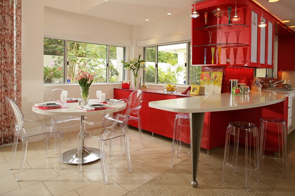 Idéer för ett modernt kök och matrum, med släta luckor, röda skåp, rött stänkskydd och en halv köksö