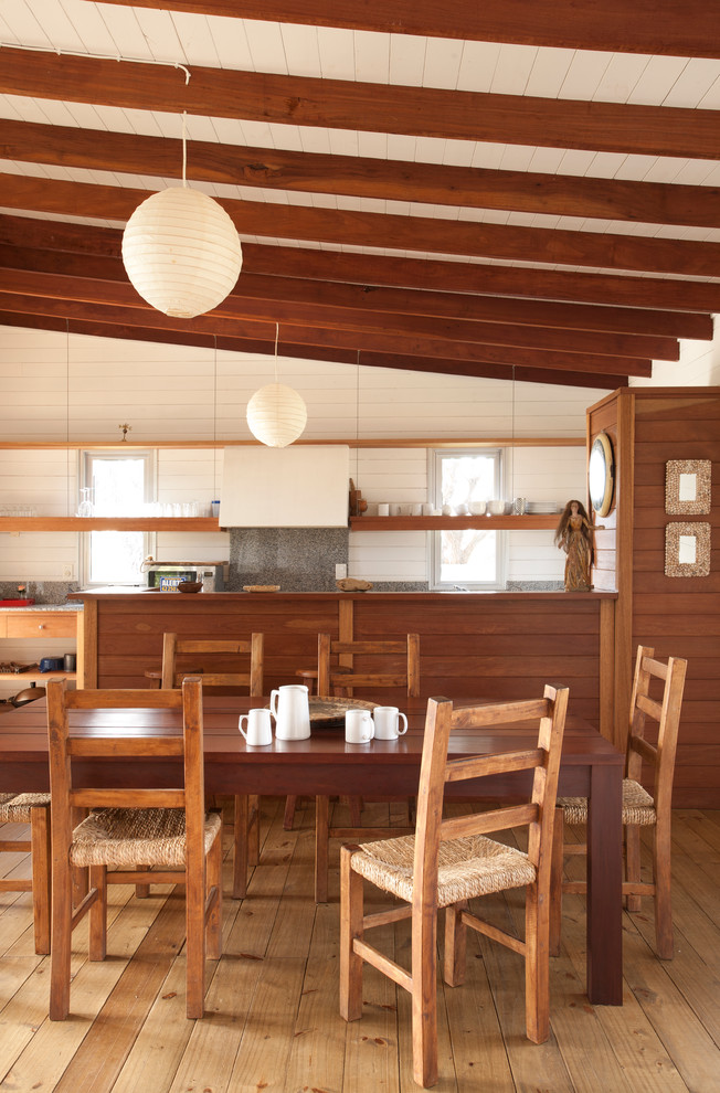 Imagen de cocina comedor contemporánea con armarios abiertos y puertas de armario de madera oscura