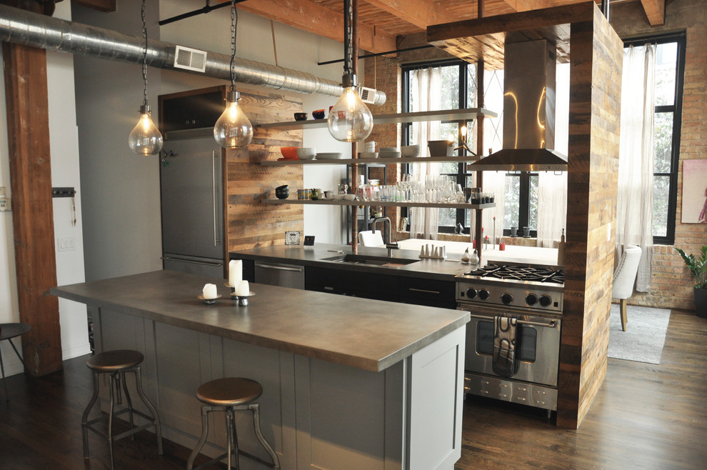 Foto på ett mellanstort industriellt linjärt kök och matrum, med en undermonterad diskho, skåp i shakerstil, grå skåp, bänkskiva i zink, rostfria vitvaror, mörkt trägolv och en köksö