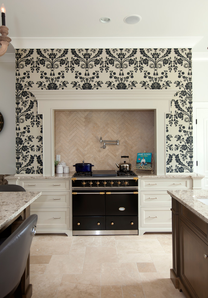 バンクーバーにあるトランジショナルスタイルのおしゃれなキッチン (ベージュキッチンパネル、トラバーチンの床、黒い調理設備、トラバーチンのキッチンパネル、壁紙) の写真