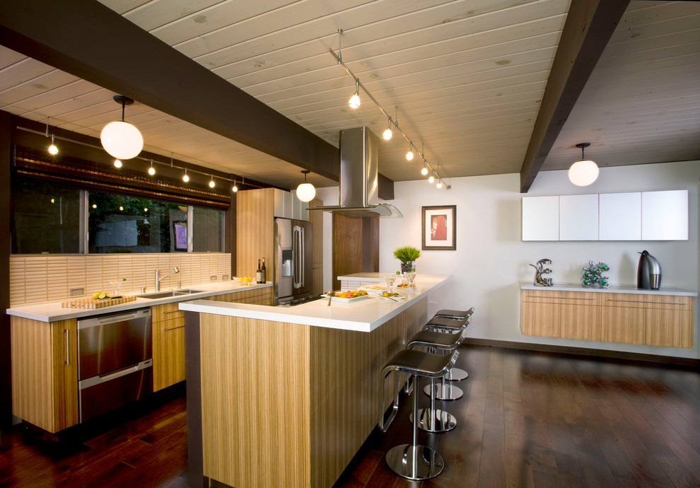 На фото: параллельная кухня в стиле модернизм с двойной мойкой, плоскими фасадами, светлыми деревянными фасадами, белым фартуком и техникой из нержавеющей стали