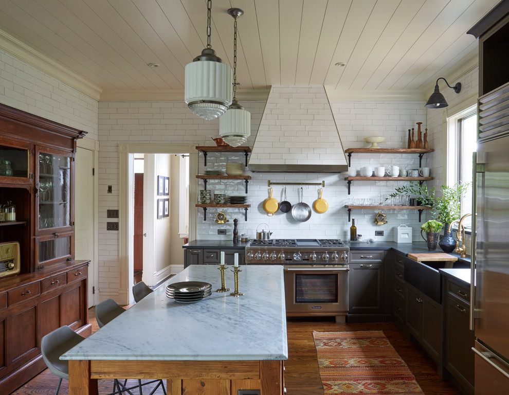 Exempel på ett avskilt lantligt l-kök, med en rustik diskho, öppna hyllor, marmorbänkskiva, vitt stänkskydd, stänkskydd i tunnelbanekakel, rostfria vitvaror, mellanmörkt trägolv och en köksö