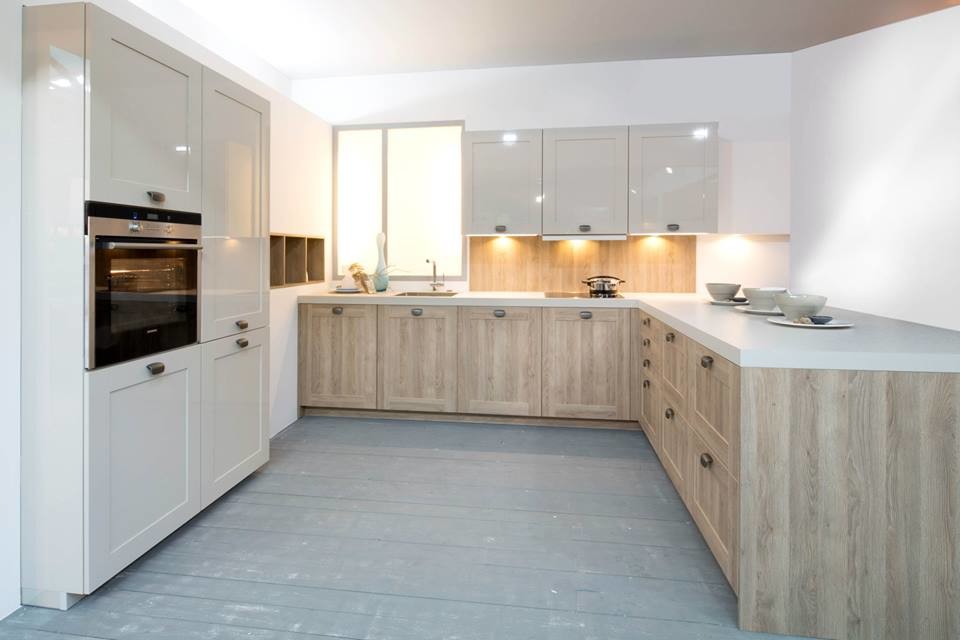 Immagine di un cucina con isola centrale minimal con lavello integrato, top in legno, paraspruzzi bianco, elettrodomestici da incasso e pavimento in legno massello medio