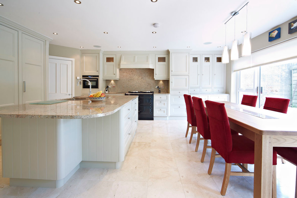 Immagine di una cucina abitabile con ante lisce, ante bianche e paraspruzzi beige