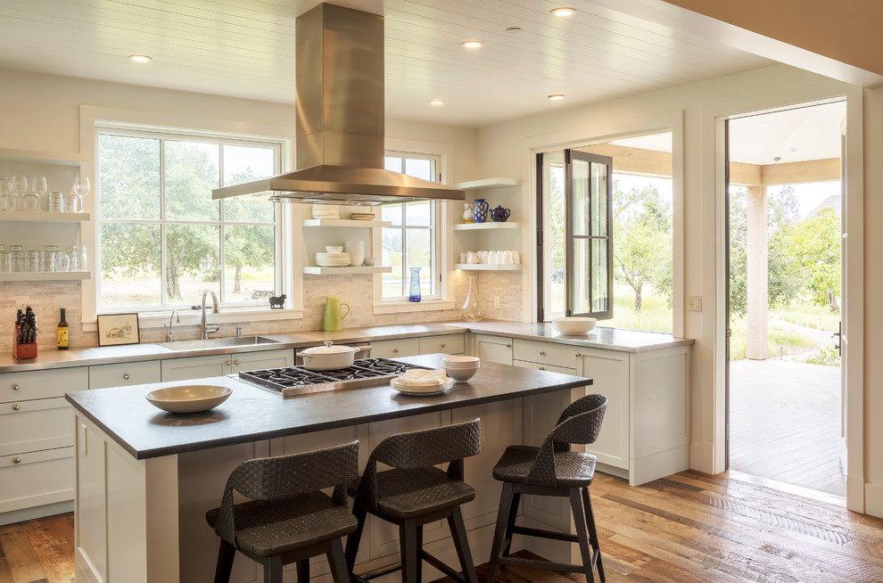 Klassische Küche in L-Form mit Schrankfronten mit vertiefter Füllung, weißen Schränken, Küchenrückwand in Weiß, Rückwand aus Mosaikfliesen, braunem Holzboden, Kücheninsel und braunem Boden in San Francisco
