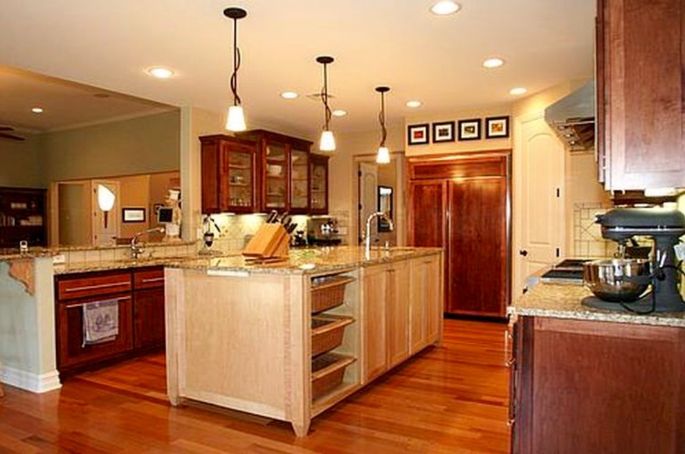 Diseño de cocina clásica grande con fregadero de doble seno, encimera de granito, electrodomésticos de acero inoxidable, suelo de madera clara y una isla