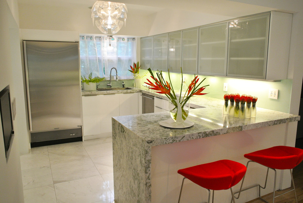 Inspiration för mellanstora moderna kök, med en undermonterad diskho, luckor med glaspanel, vita skåp, granitbänkskiva, grönt stänkskydd, glaspanel som stänkskydd, rostfria vitvaror och marmorgolv