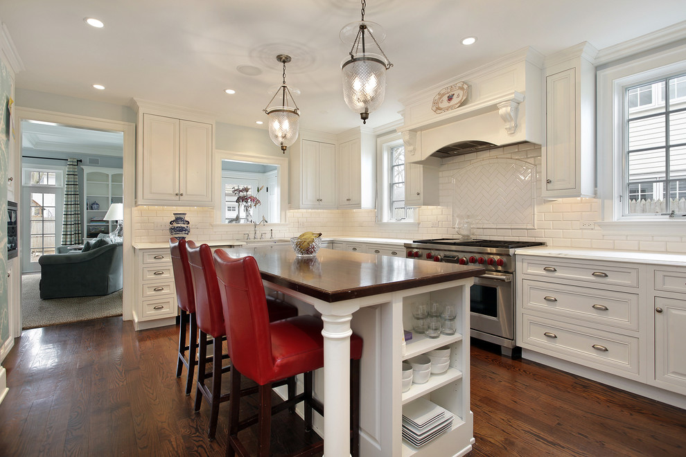 Foto di una cucina chic con lavello stile country, ante a filo, ante bianche, paraspruzzi bianco, paraspruzzi con piastrelle diamantate, elettrodomestici in acciaio inossidabile e parquet scuro