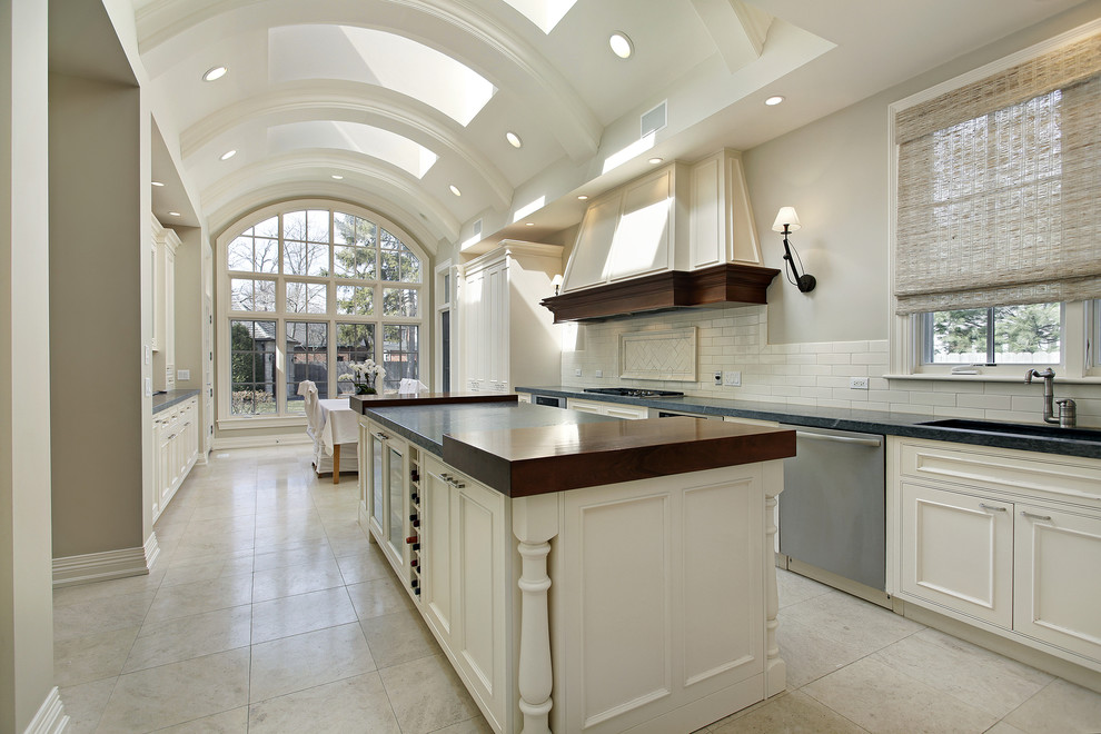ワシントンD.C.にある広いトラディショナルスタイルのおしゃれなキッチン (インセット扉のキャビネット、白いキャビネット、白いキッチンパネル、サブウェイタイルのキッチンパネル、シルバーの調理設備) の写真
