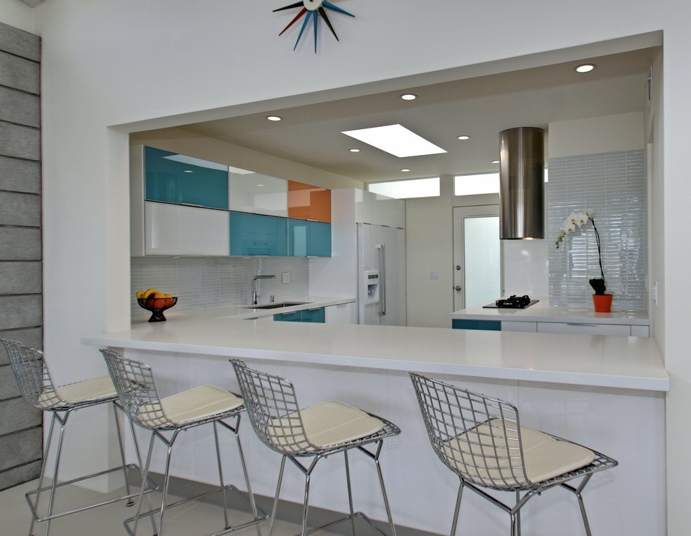 Eat-in kitchen - small modern l-shaped eat-in kitchen idea in Los Angeles with flat-panel cabinets, white cabinets, white backsplash and a peninsula