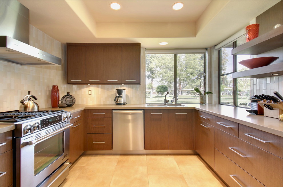 Mittelgroße Retro Wohnküche in L-Form mit flächenbündigen Schrankfronten, hellbraunen Holzschränken und Küchenrückwand in Weiß in Los Angeles