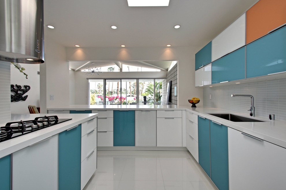 Immagine di una piccola cucina moderna con ante lisce, ante bianche, paraspruzzi bianco e penisola