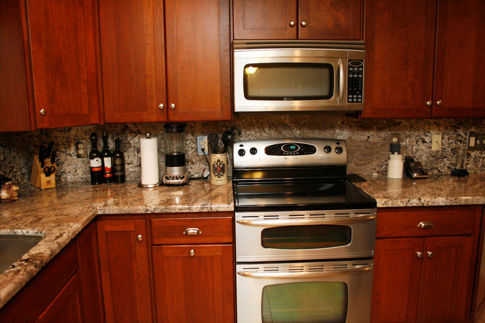 Foto di una grande cucina classica con lavello sottopiano, ante in stile shaker, ante in legno scuro, top in granito, paraspruzzi multicolore e elettrodomestici in acciaio inossidabile