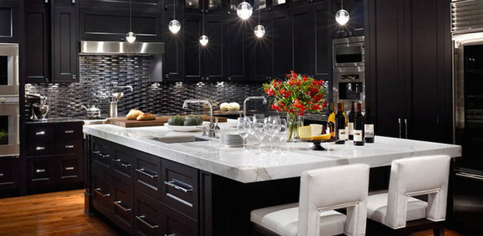 デトロイトにある広いトランジショナルスタイルのおしゃれなキッチン (シングルシンク、黒いキャビネット、大理石カウンター、黒いキッチンパネル、シルバーの調理設備) の写真