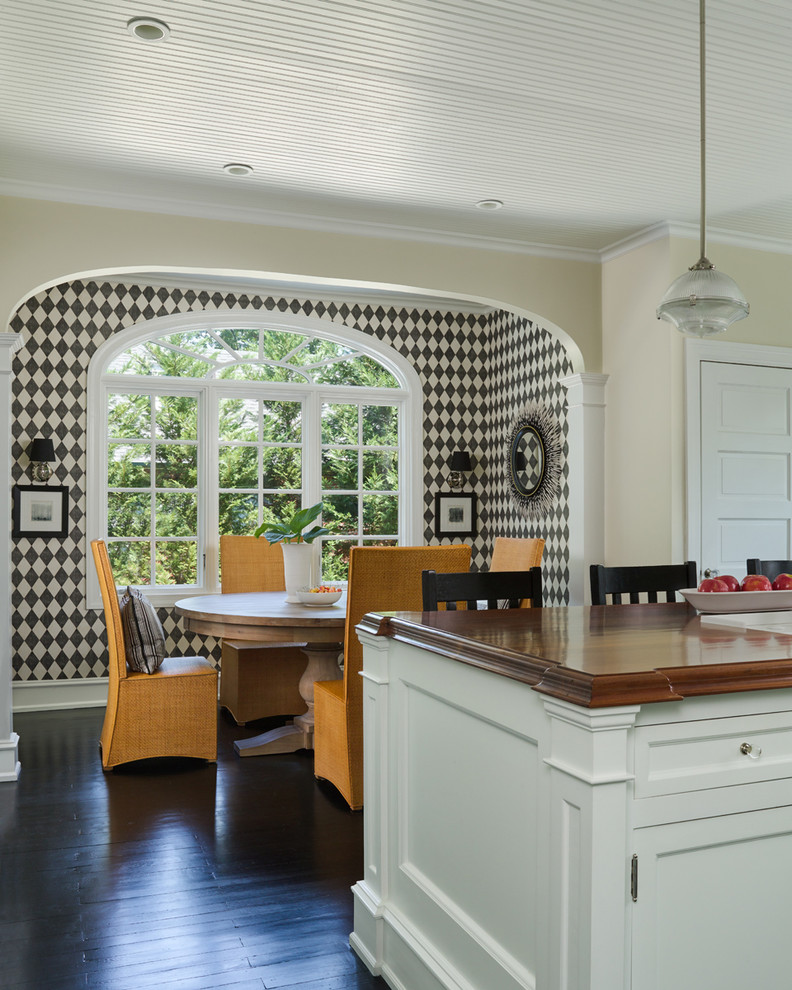 Exempel på ett kök, med en rustik diskho, marmorbänkskiva, rostfria vitvaror och mörkt trägolv