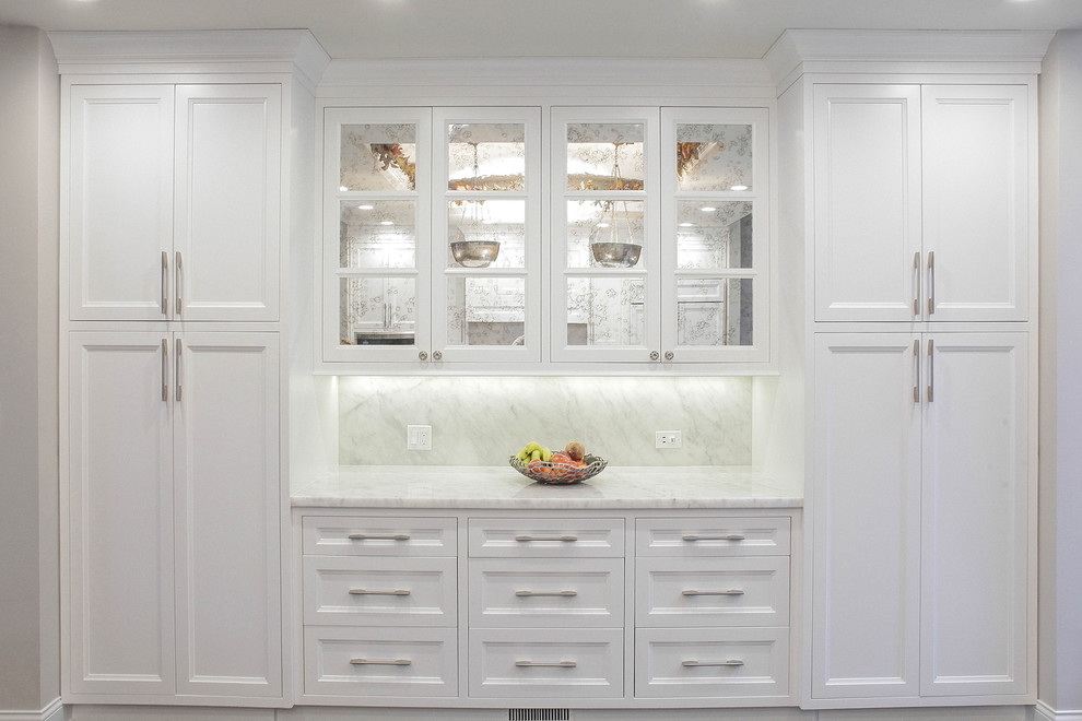 Exempel på ett stort klassiskt linjärt kök med öppen planlösning, med en trippel diskho, skåp i shakerstil, vita skåp, marmorbänkskiva, vitt stänkskydd, stänkskydd i marmor och rostfria vitvaror