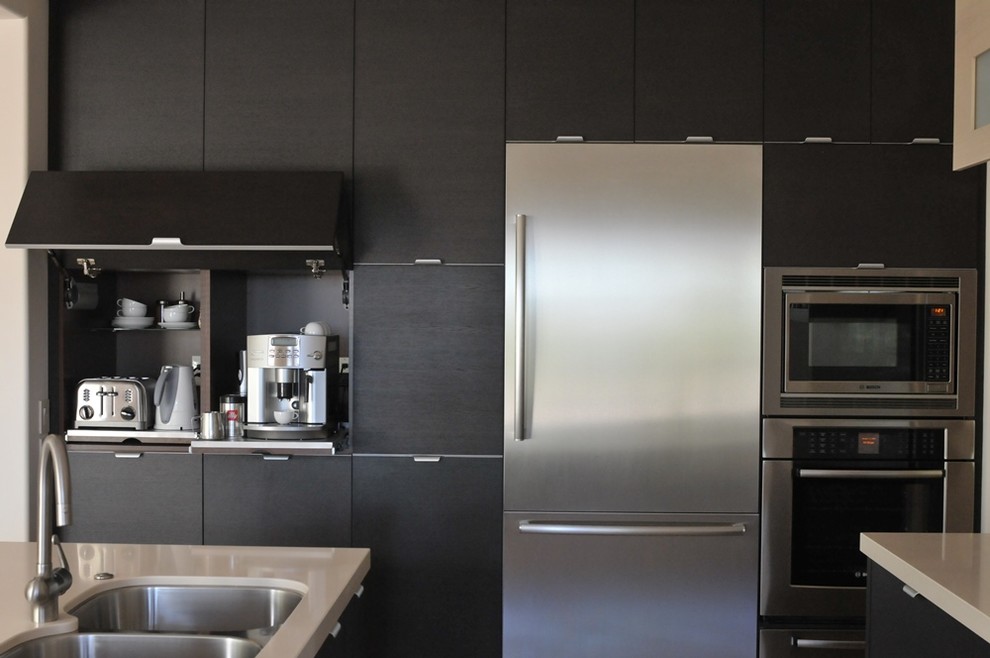 Esempio di una grande cucina moderna con lavello a doppia vasca, ante lisce, ante nere, top in quarzo composito, paraspruzzi grigio, elettrodomestici in acciaio inossidabile e pavimento in pietra calcarea