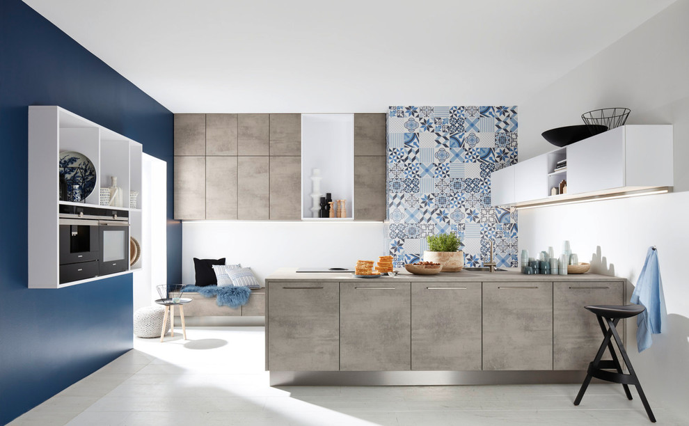 Foto de cocina escandinava de tamaño medio con armarios con paneles lisos, salpicadero multicolor, salpicadero de azulejos de cerámica, península y suelo blanco