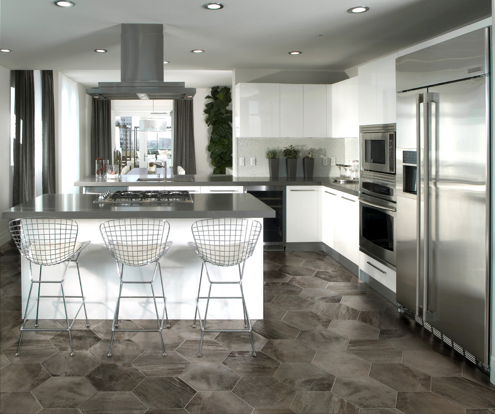 Immagine di una grande cucina design con ante lisce, ante bianche, top in granito, paraspruzzi bianco, elettrodomestici in acciaio inossidabile, pavimento in linoleum e penisola