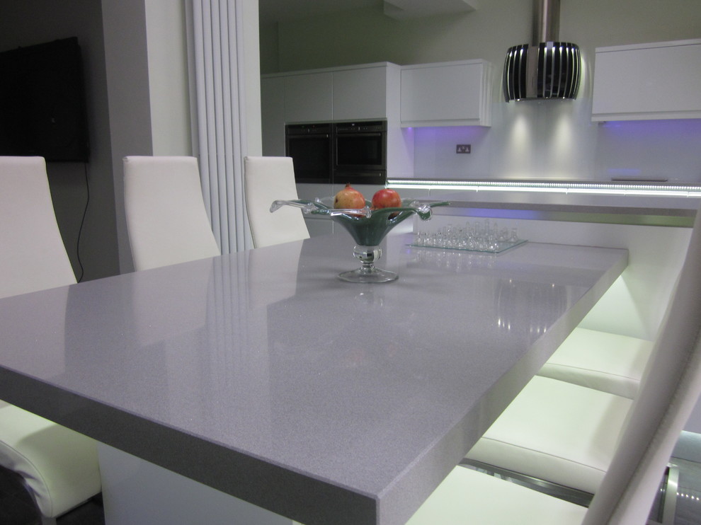 Immagine di una cucina abitabile moderna con top in quarzo composito