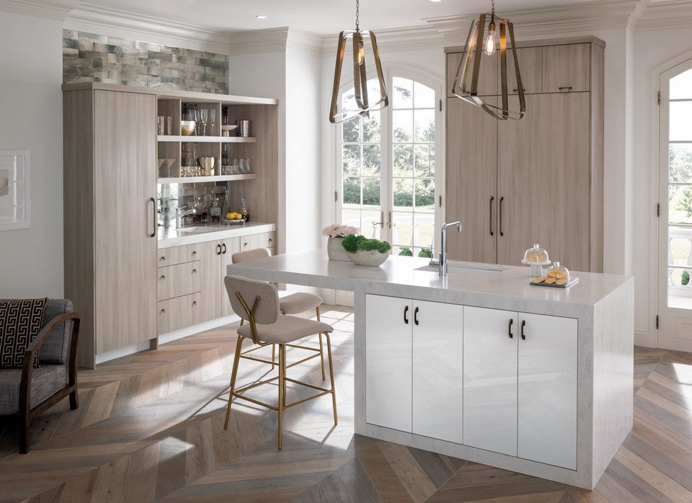 Exempel på ett stort modernt vit vitt l-kök, med en undermonterad diskho, släta luckor, skåp i ljust trä, marmorbänkskiva, vitt stänkskydd, stänkskydd i sten, integrerade vitvaror, mellanmörkt trägolv, en köksö och brunt golv