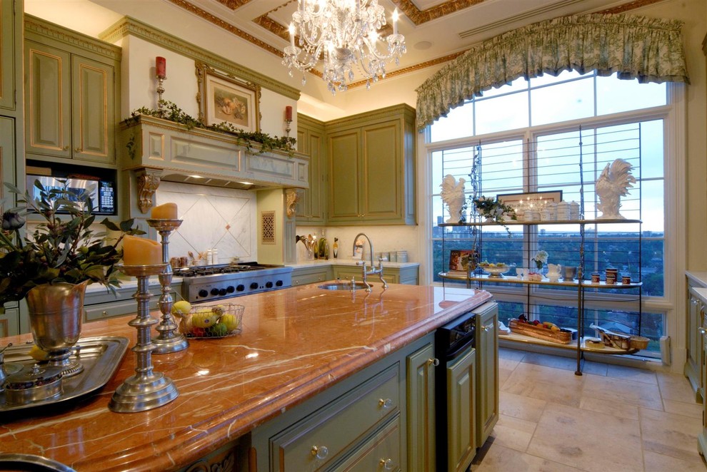 Ejemplo de cocina comedor romántica, grande, con fregadero de doble seno, armarios con paneles con relieve, puertas de armario de madera clara, encimera de mármol, electrodomésticos de acero inoxidable, suelo de baldosas de cerámica y una isla