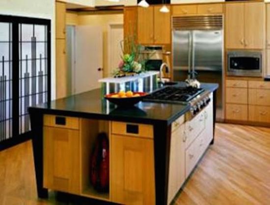 Réalisation d'une cuisine américaine chalet en bois clair de taille moyenne avec un plan de travail en granite, un électroménager en acier inoxydable, parquet clair et îlot.