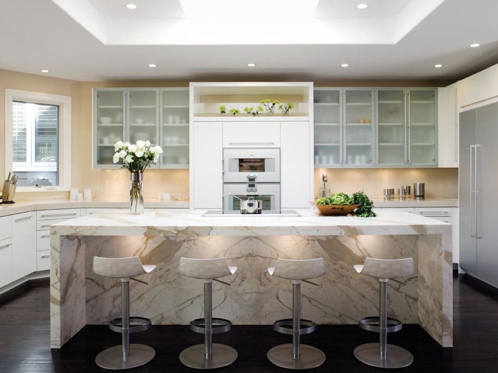 Esempio di un cucina con isola centrale design con ante lisce, ante bianche, paraspruzzi beige, elettrodomestici bianchi e parquet scuro