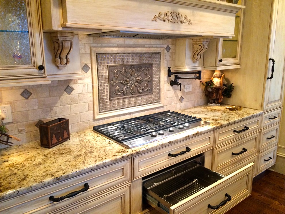 Mediterrane Wohnküche mit Granit-Arbeitsplatte, Küchengeräten aus Edelstahl und Kücheninsel in Chicago