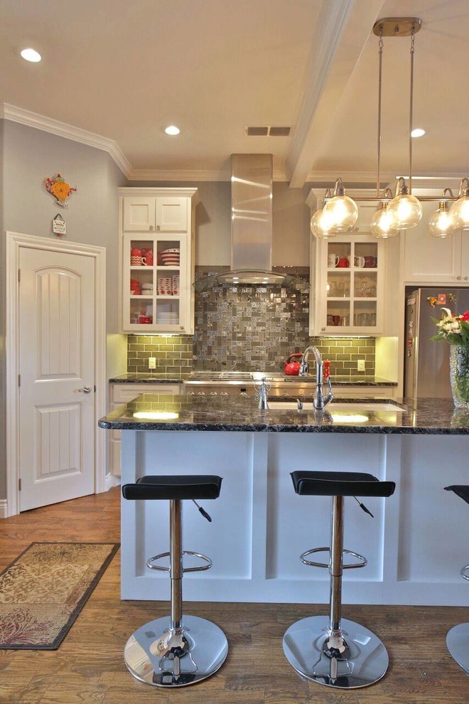 Example of a classic kitchen design in Austin