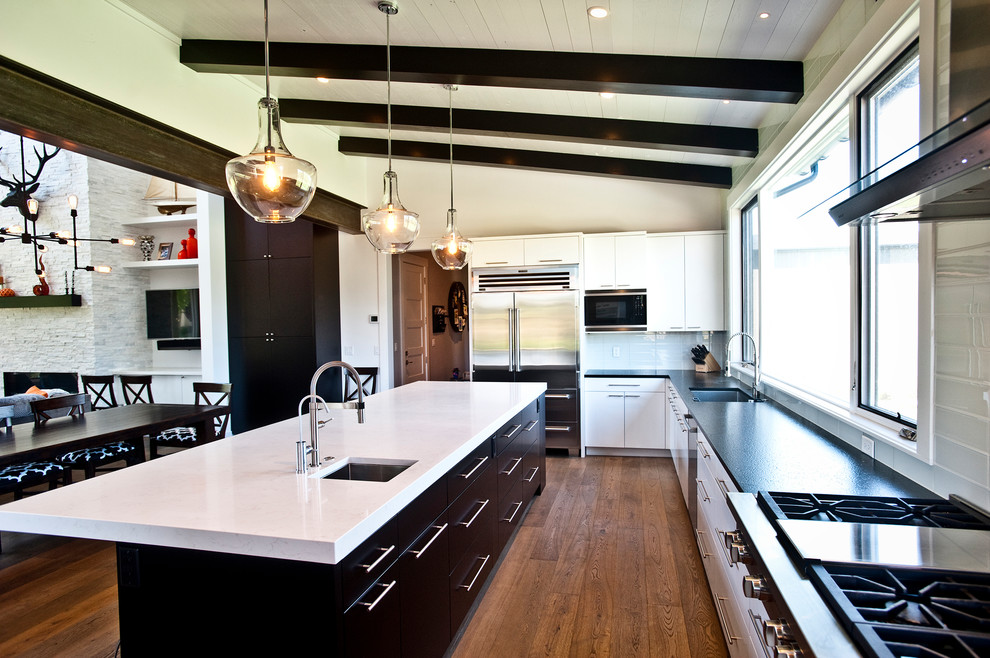 Idéer för ett stort modernt kök, med en undermonterad diskho, släta luckor, vita skåp, bänkskiva i kvarts, vitt stänkskydd, stänkskydd i keramik, rostfria vitvaror, mellanmörkt trägolv, en köksö och brunt golv