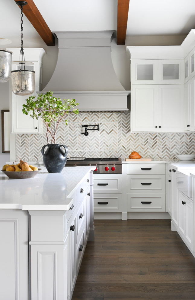 Exempel på ett lantligt vit vitt l-kök, med en rustik diskho, luckor med infälld panel, vita skåp, flerfärgad stänkskydd, stänkskydd i mosaik, rostfria vitvaror, mörkt trägolv, en köksö och brunt golv