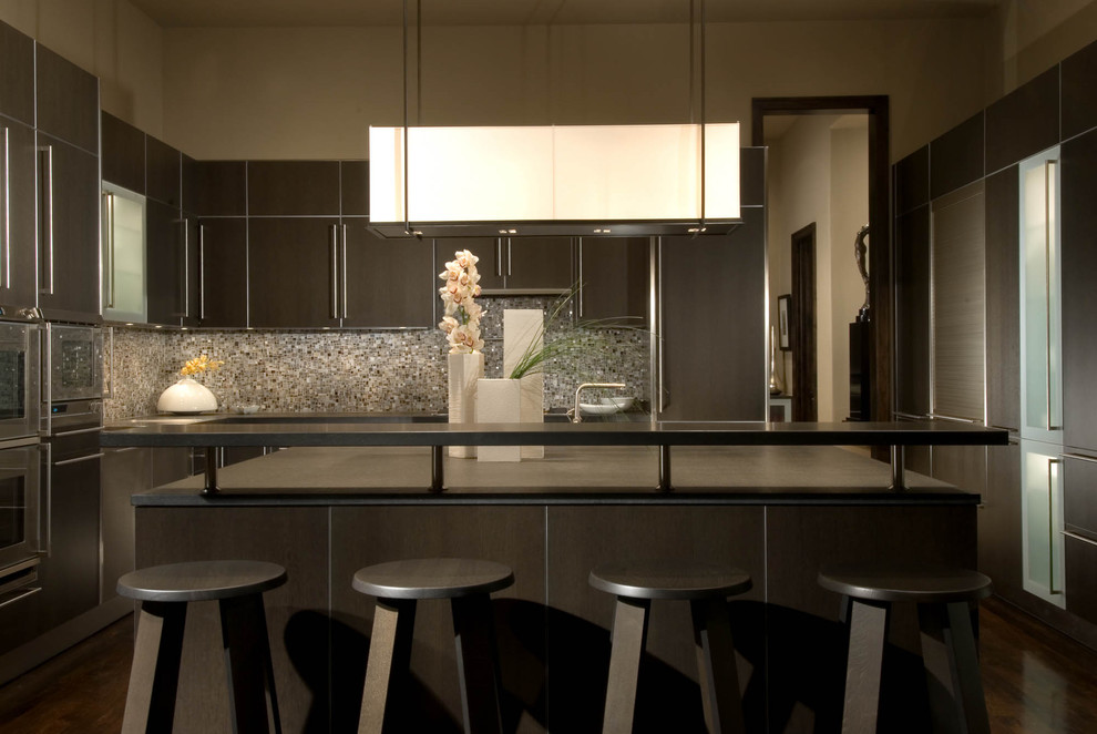 Inspiration pour une cuisine minimaliste avec un placard à porte plane, des portes de placard marrons, une crédence grise et une crédence en mosaïque.