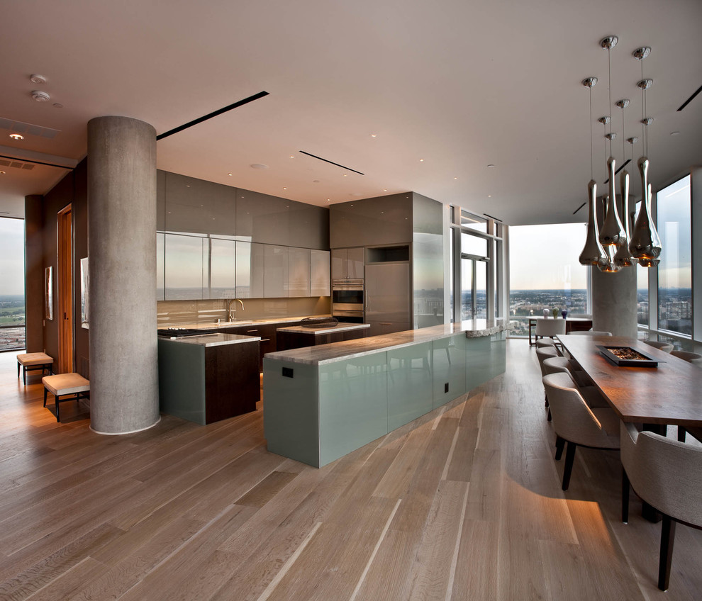 Ejemplo de cocinas en U moderno abierto con armarios con paneles lisos, salpicadero marrón y salpicadero de vidrio templado