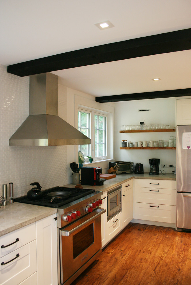 Foto di una cucina abitabile design con ante bianche, paraspruzzi bianco, paraspruzzi con piastrelle diamantate e elettrodomestici in acciaio inossidabile