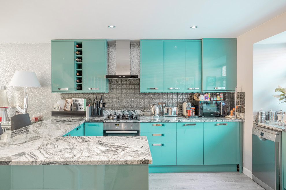 Kleine Moderne Küche in U-Form mit türkisfarbenen Schränken, Küchenrückwand in Grau, Küchengeräten aus Edelstahl, Halbinsel, grauem Boden und grauer Arbeitsplatte in Sussex