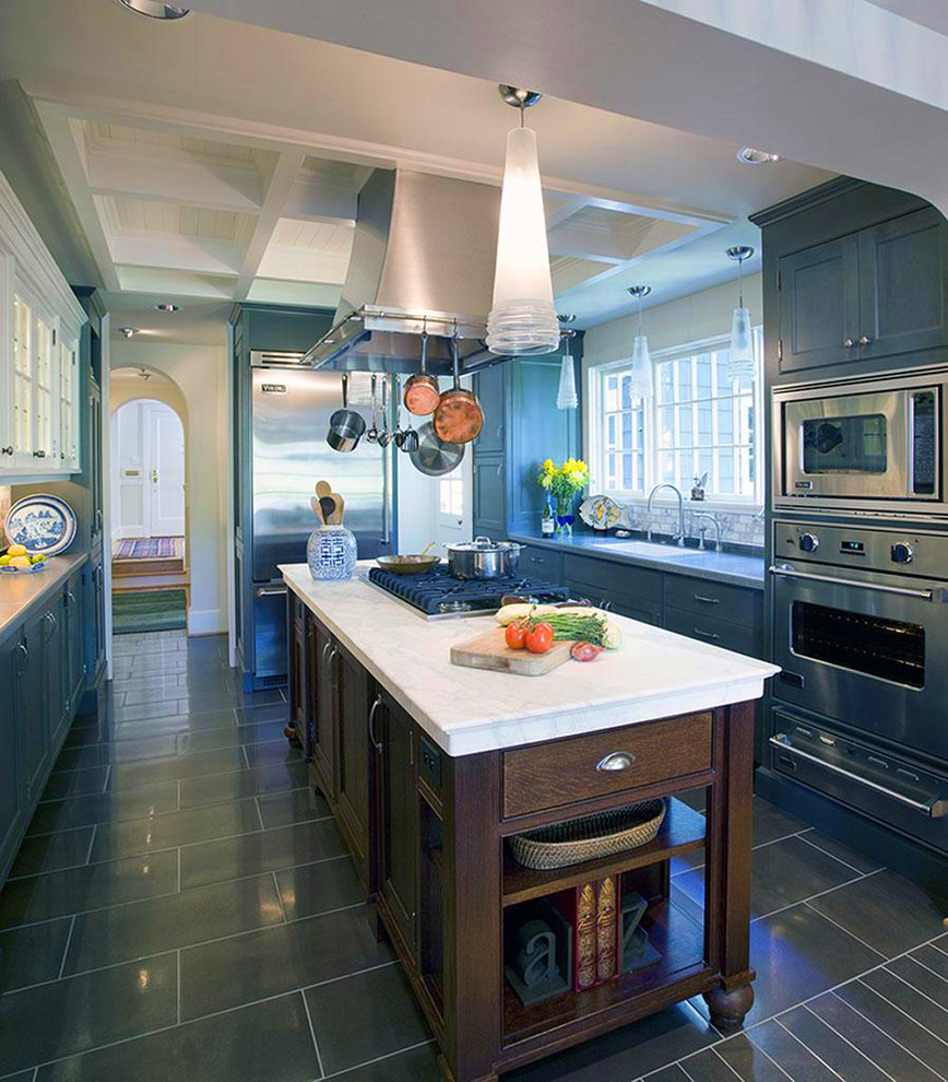 ポートランドにあるコンテンポラリースタイルのおしゃれなキッチン (シルバーの調理設備) の写真