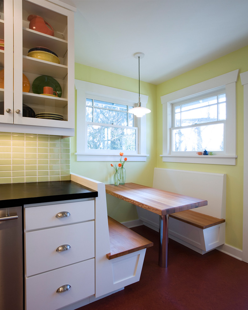 シアトルにあるトラディショナルスタイルのおしゃれなキッチン (ガラス扉のキャビネット、木材カウンター、白いキャビネット、緑のキッチンパネル) の写真