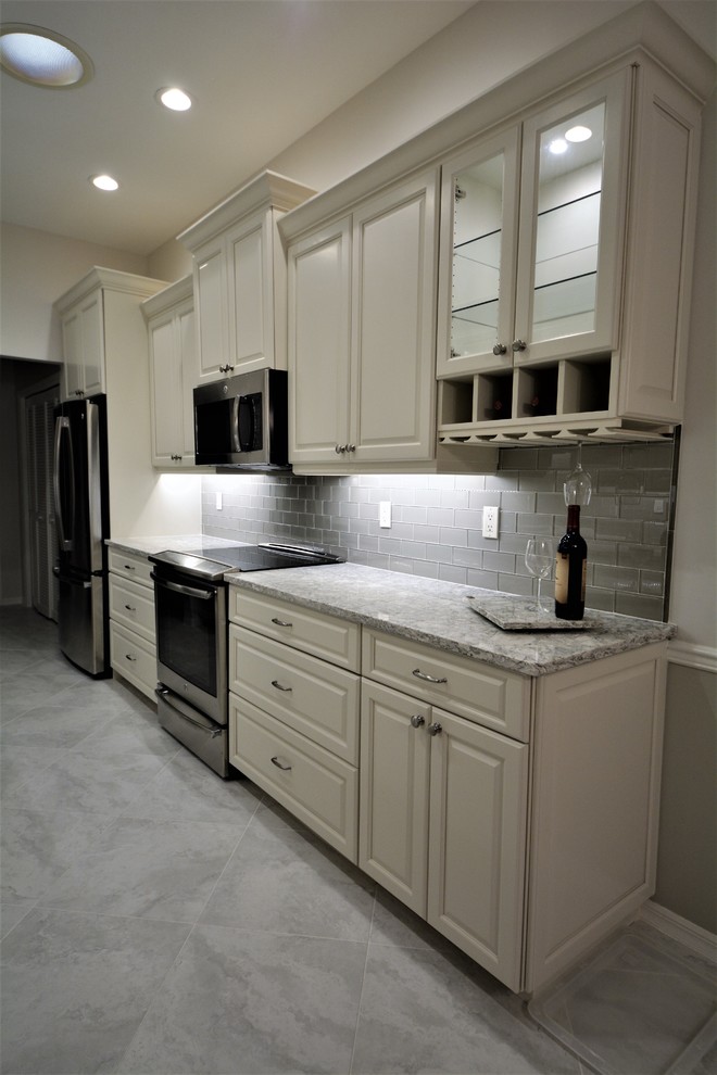 Idéer för mellanstora vintage grått kök, med en undermonterad diskho, luckor med upphöjd panel, vita skåp, bänkskiva i kvartsit, grått stänkskydd, rostfria vitvaror, klinkergolv i keramik och grått golv