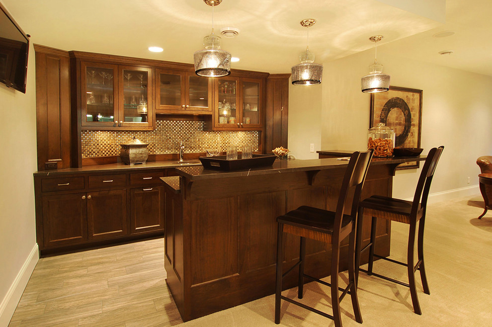 Inredning av ett modernt mellanstort kök, med en undermonterad diskho, skåp i shakerstil, skåp i mörkt trä, bänkskiva i koppar, flerfärgad stänkskydd, stänkskydd i mosaik, rostfria vitvaror, ljust trägolv och en köksö
