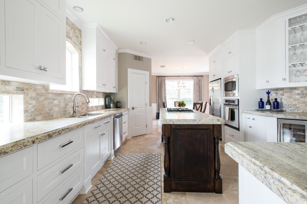 Idéer för att renovera ett mellanstort vintage kök, med en undermonterad diskho, luckor med infälld panel, vita skåp, granitbänkskiva, brunt stänkskydd, stänkskydd i stenkakel, rostfria vitvaror, travertin golv och en köksö