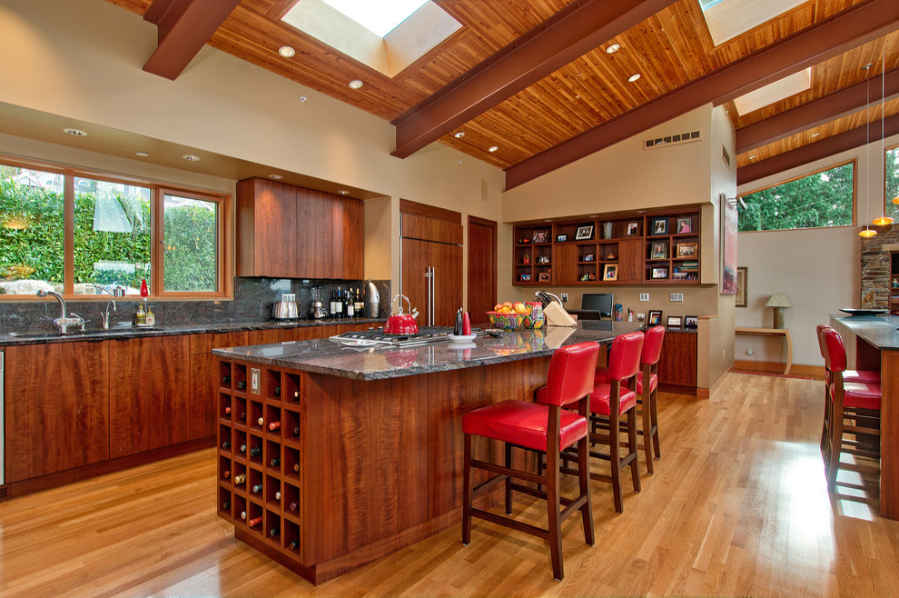 Esempio di una cucina ad ambiente unico minimal con ante lisce, ante in legno bruno, paraspruzzi grigio e elettrodomestici da incasso