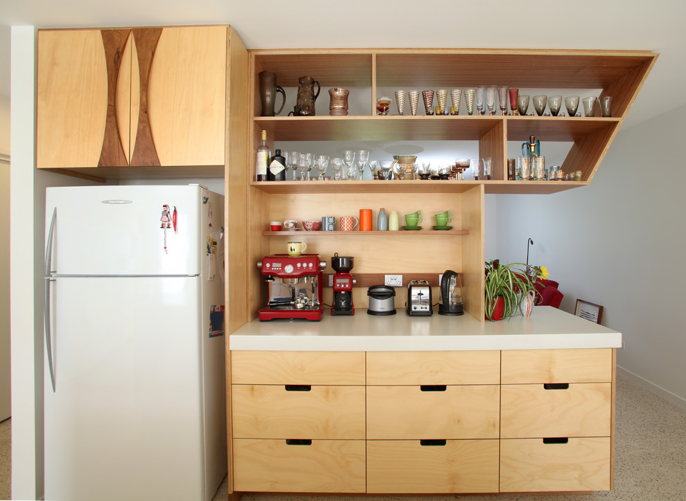 Kleine Moderne Küche mit offenen Schränken in Canberra - Queanbeyan